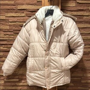 Stylish Beige Puffer Jacket with Faux Fur Collar